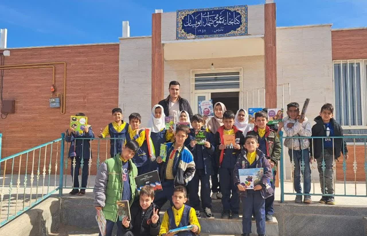 تور کتابخانهگردی در بجستان/ اهدای کتاب در قوچان