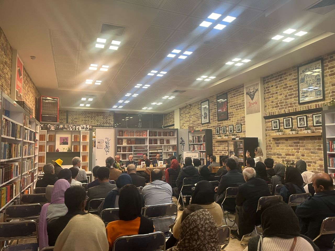 جشن امضا، نقد و بررسی کتاب «خاندانهای کرمانی» برگزار شد