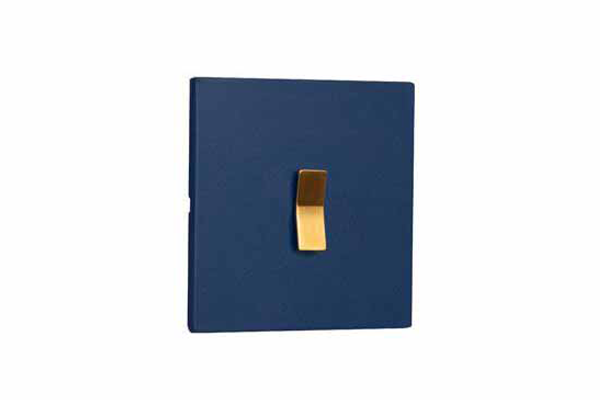 طراحی مدرن خانه با ترکیب کلید پریز شیک و قاب هالوژن فلزی