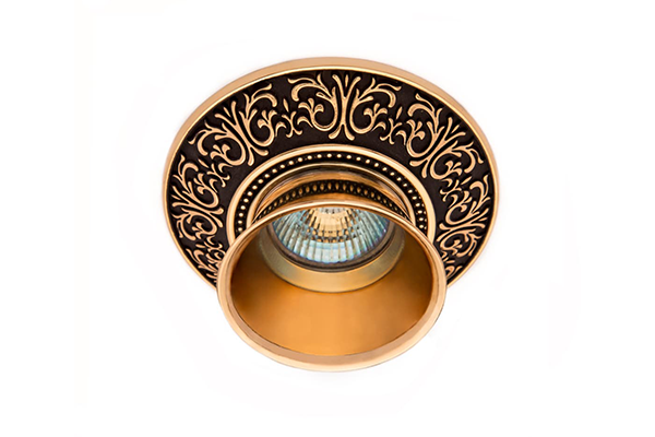 طراحی مدرن خانه با ترکیب کلید پریز شیک و قاب هالوژن فلزی