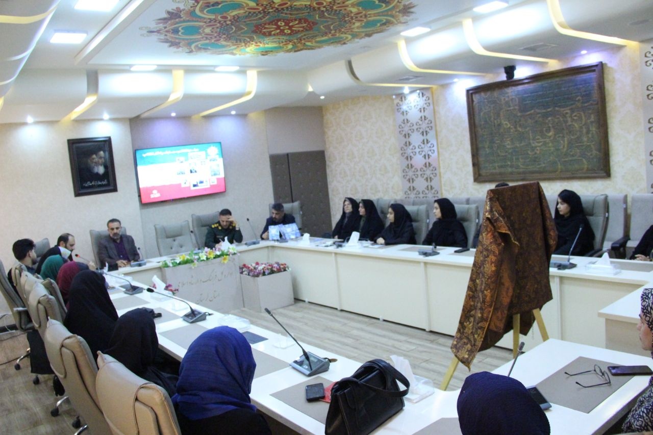 نویسندگان جامعه را دقیقتر میبینند