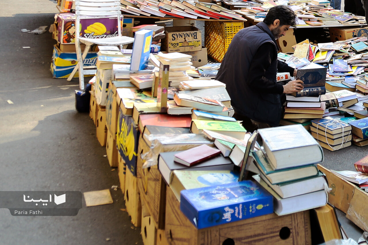 داستان تکراری یک خیابان/برخورد با بساطگستران کتاب باید دائمی باشد