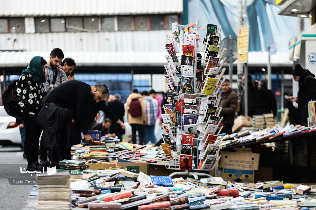 داستان تکراری یک خیابان/برخورد با بساطگستران کتاب باید دائمی باشد