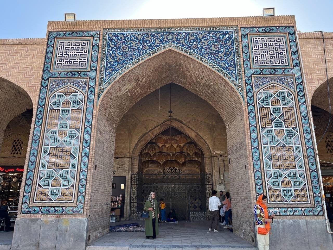 راز غزلهای کاشیکاریهای میدان گنجعلیخان گرمان