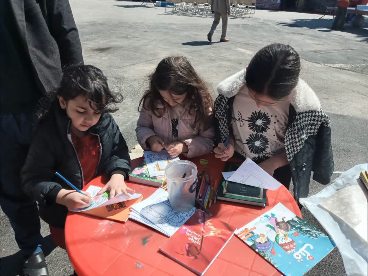 حضور کتابخانه سیار در ایستگاههای نوروزی البرز/اجرای جمعخوانی کتاب