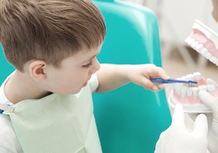 چند راهکار مهم برای والدینی که کودک آنها از دندانپزشکی میترسد