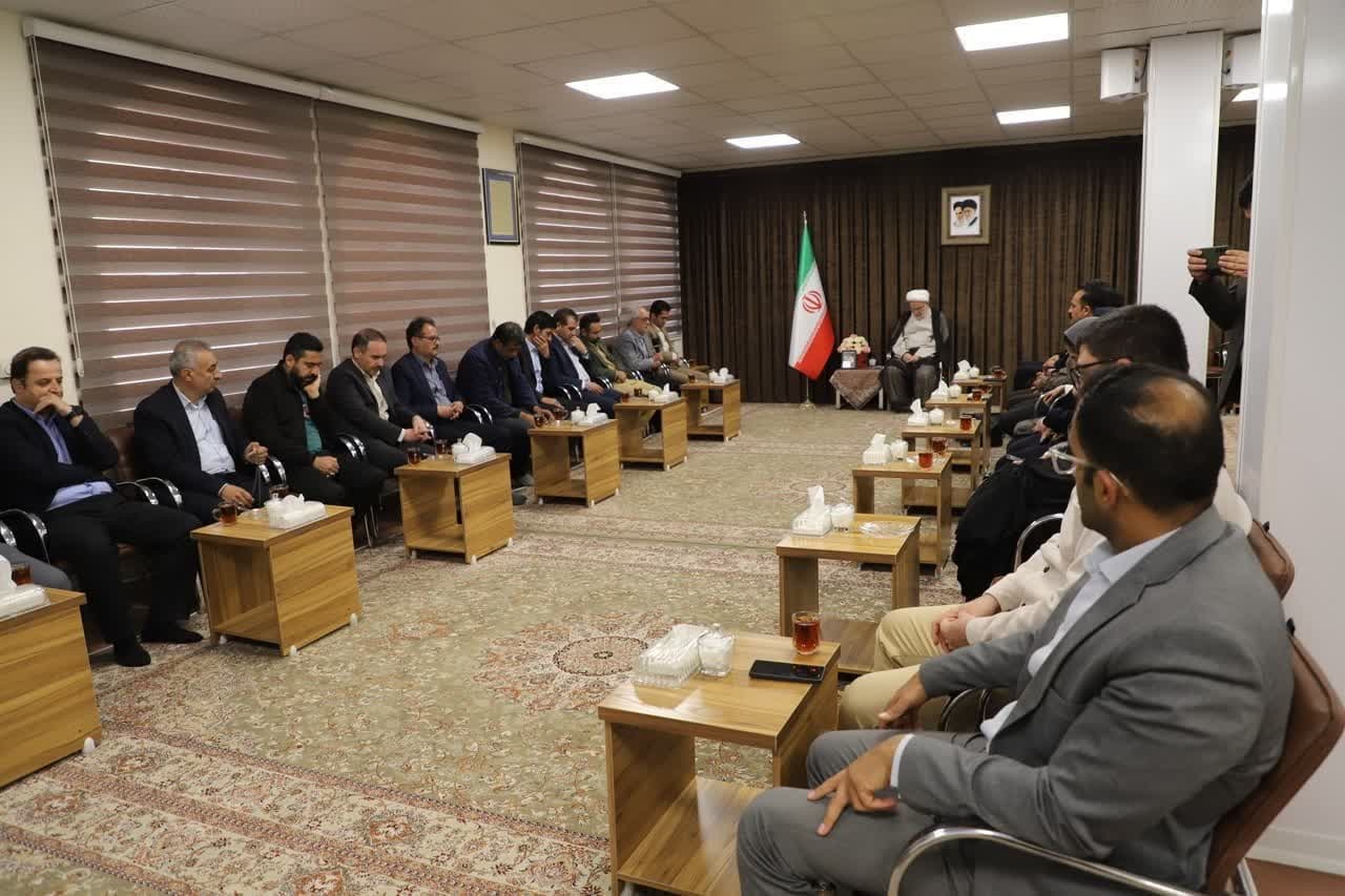 هنرمندان متعهد پرچمداران خستگیناپذیر هنر انقلاب هستند