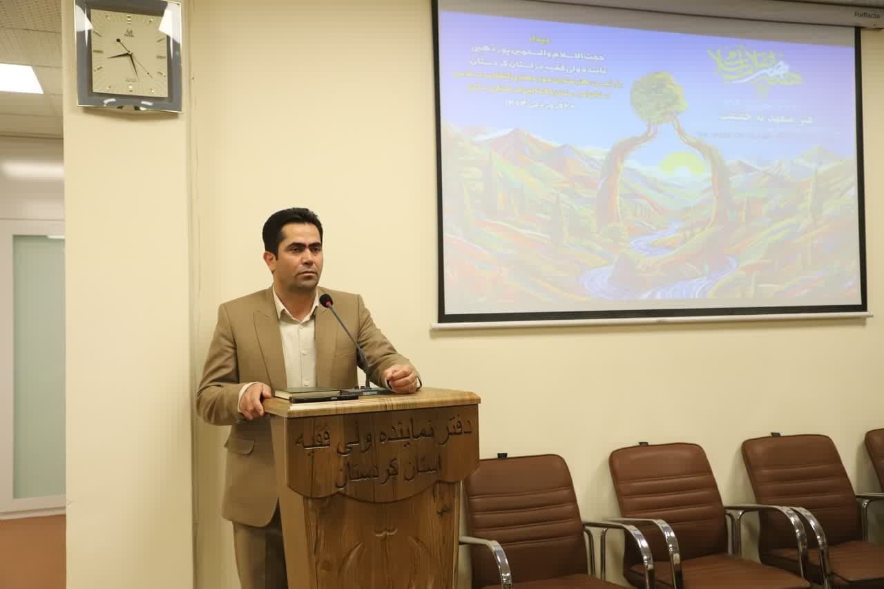 هنرمندان متعهد پرچمداران خستگیناپذیر هنر انقلاب هستند