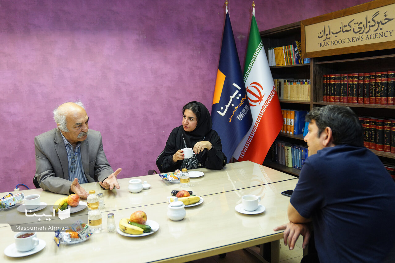 شعر هر دورهای آینه واقعیتهای آشکار زمانه است