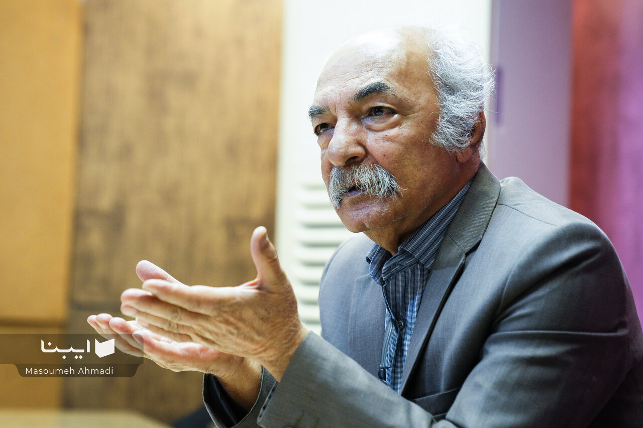 شعر هر دورهای آینه واقعیتهای آشکار زمانه است