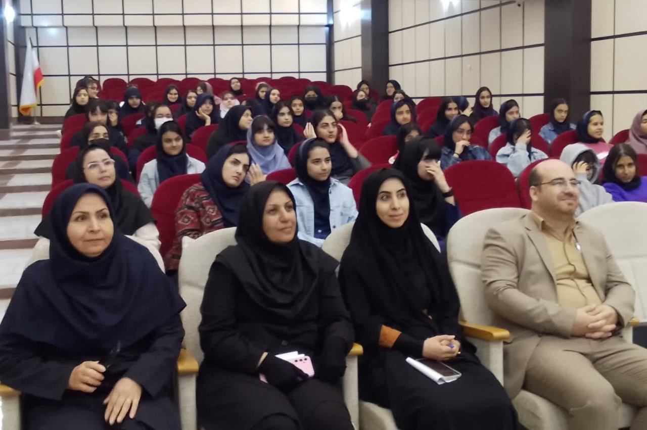 نشست ادبی «تا قاف» در اراک برگزار شد