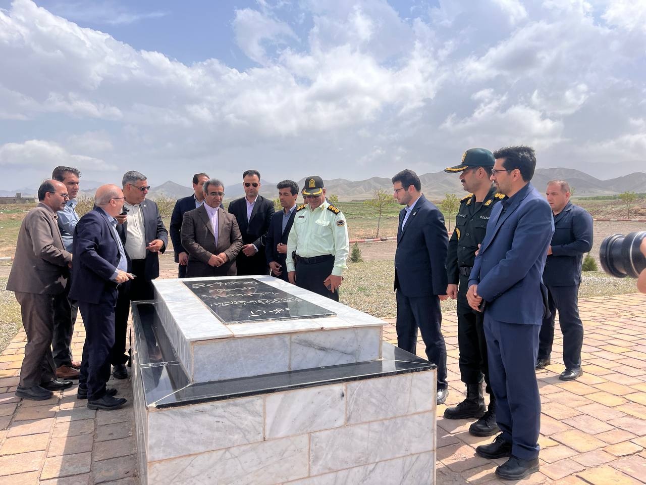 مجسمه شفیعی کدکنی با حضور استاندار خراسان رضوی رونمایی شد