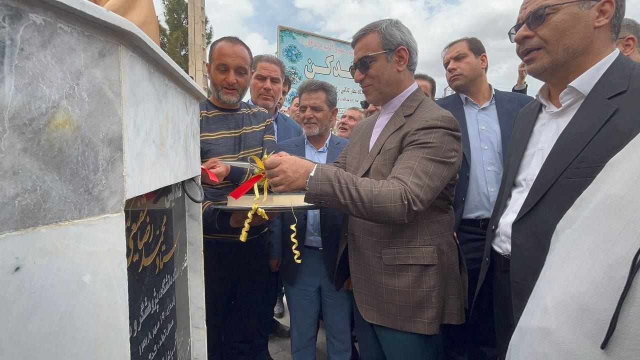 مجسمه شفیعی کدکنی با حضور استاندار خراسان رضوی رونمایی شد