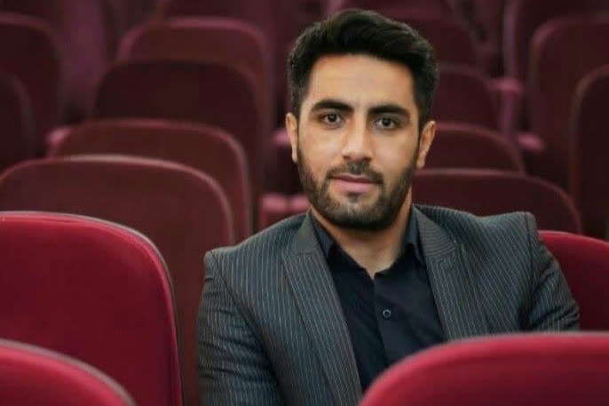 شعر متعهد، زبان زنده تاریخ در کالبد ادبیات فارسی است