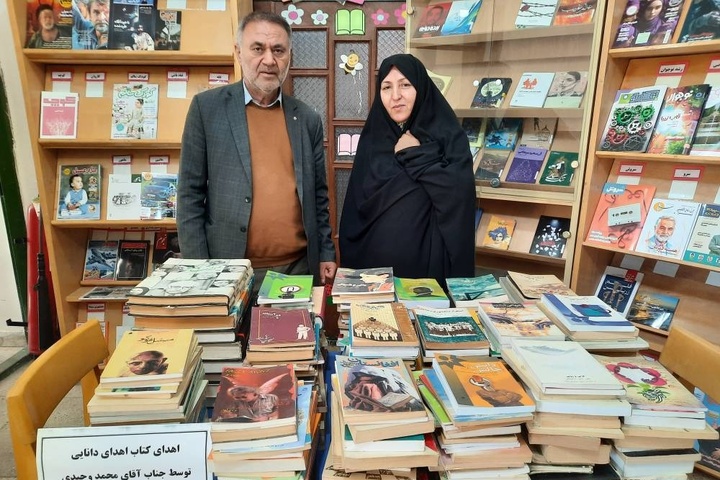 اهدای بیش از ۳۰۰ جلد کتاب به کتابخانه عمومی شیخ عبدالله رازی