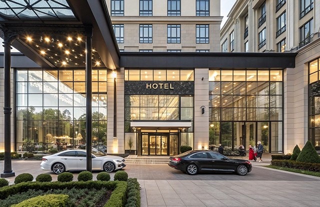 مدیریت هزینههای هتل، پرواز و غذا در سفرهای خارجی