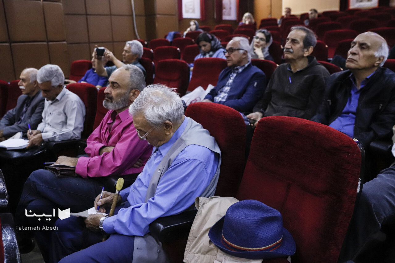 فارسی مهمترین عنصر فرهنگ ایرانزمین است