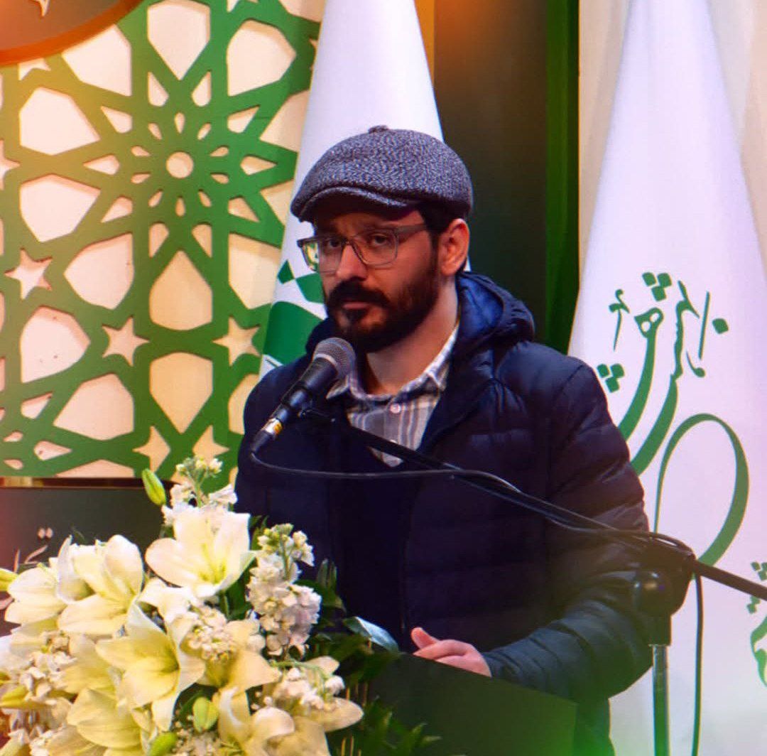 انسان وطنش را پدرش میداند/ باید به روی قلهات پرچم برقصد