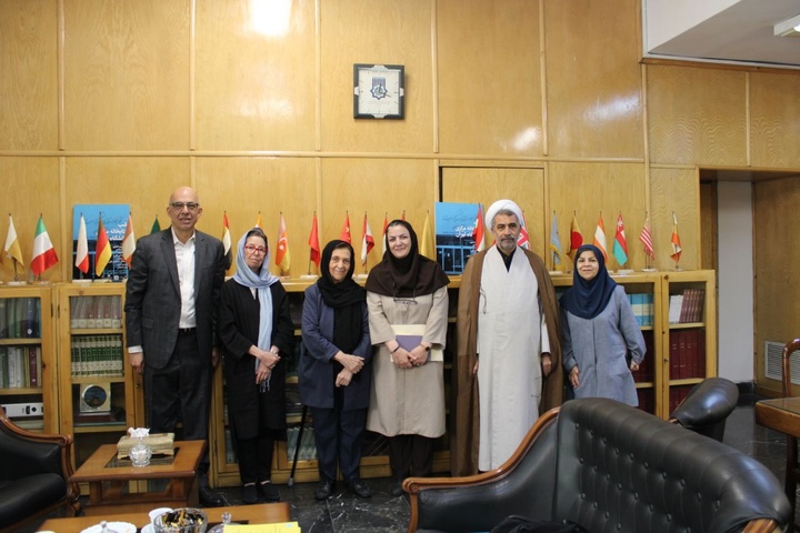 اهدای اسناد خاندان نظام مافی به کتابخانه مرکزی