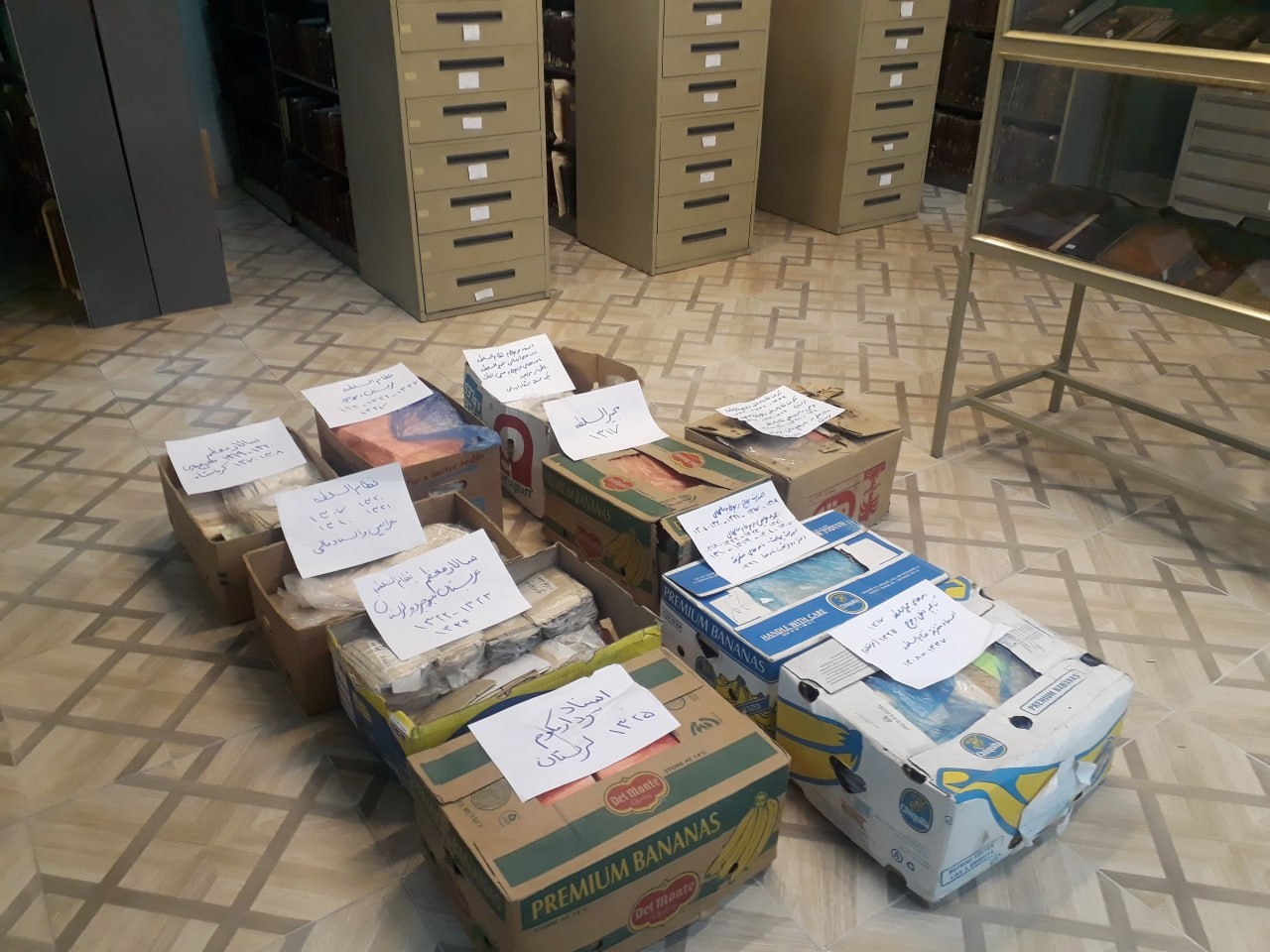 اهدای اسناد خاندان نظام مافی به کتابخانه مرکزی