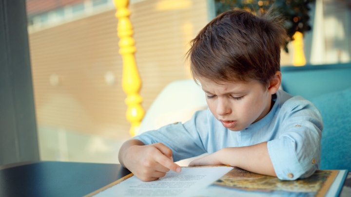 عملکرد متفاوت ذهن کودکان هنگام خواندن کتاب در مقایسه با صفحه نمایش