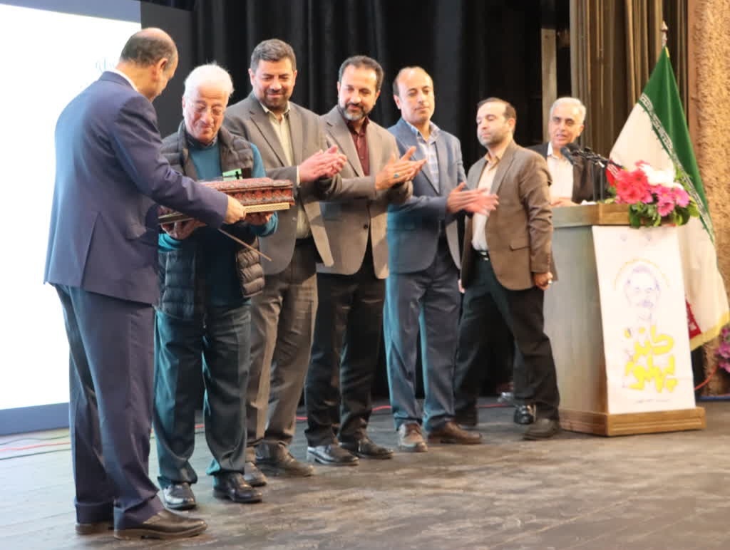 برگزیدگان نهمین جشنواره ملی «طنز پهلو» در فومن تجلیل شدند