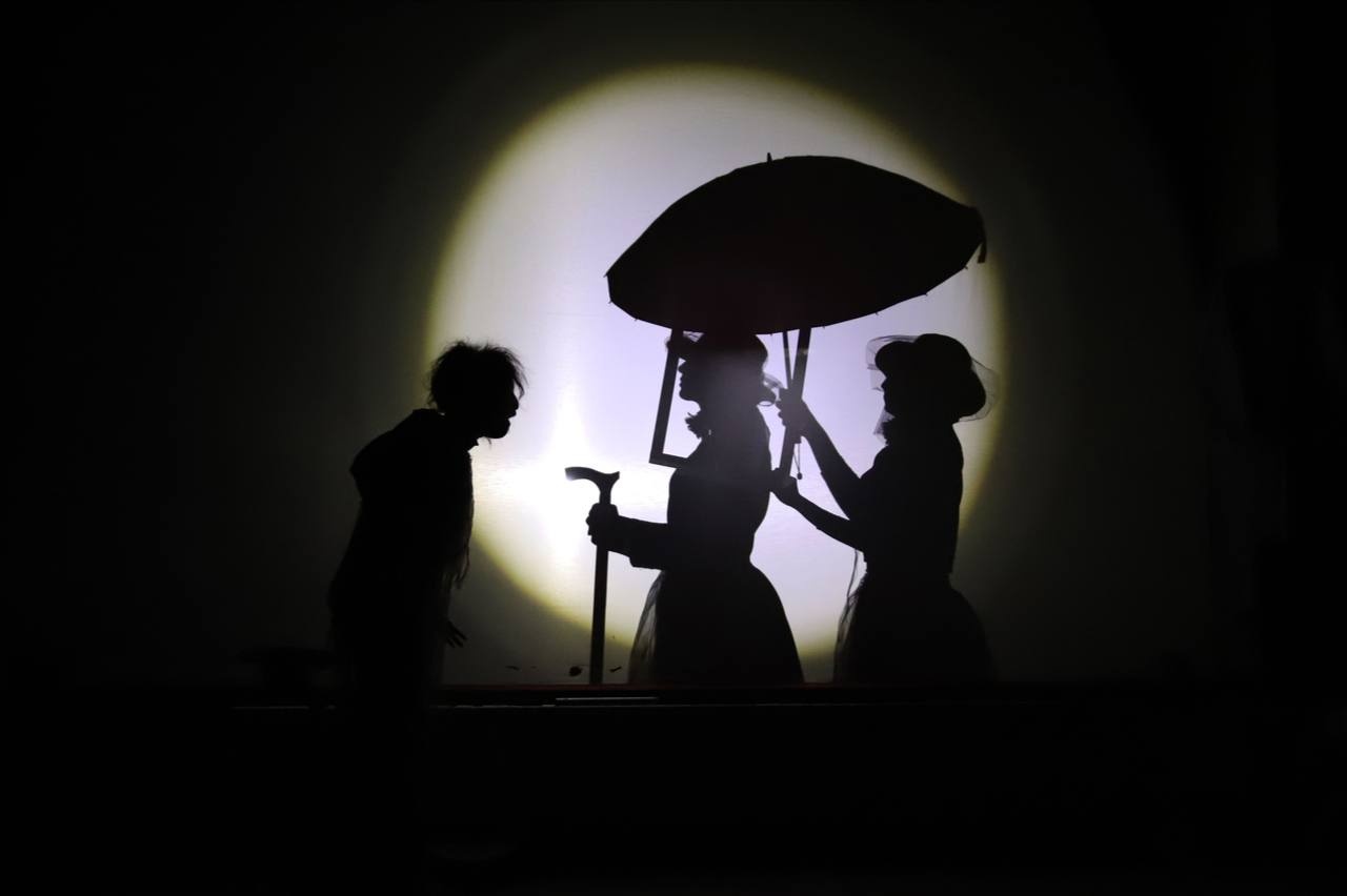 پیوند فضای اجتماعی و ایدئولوژیک اثر با وضعیت جامعه اصلیترین دلیلم برای اقتباس است