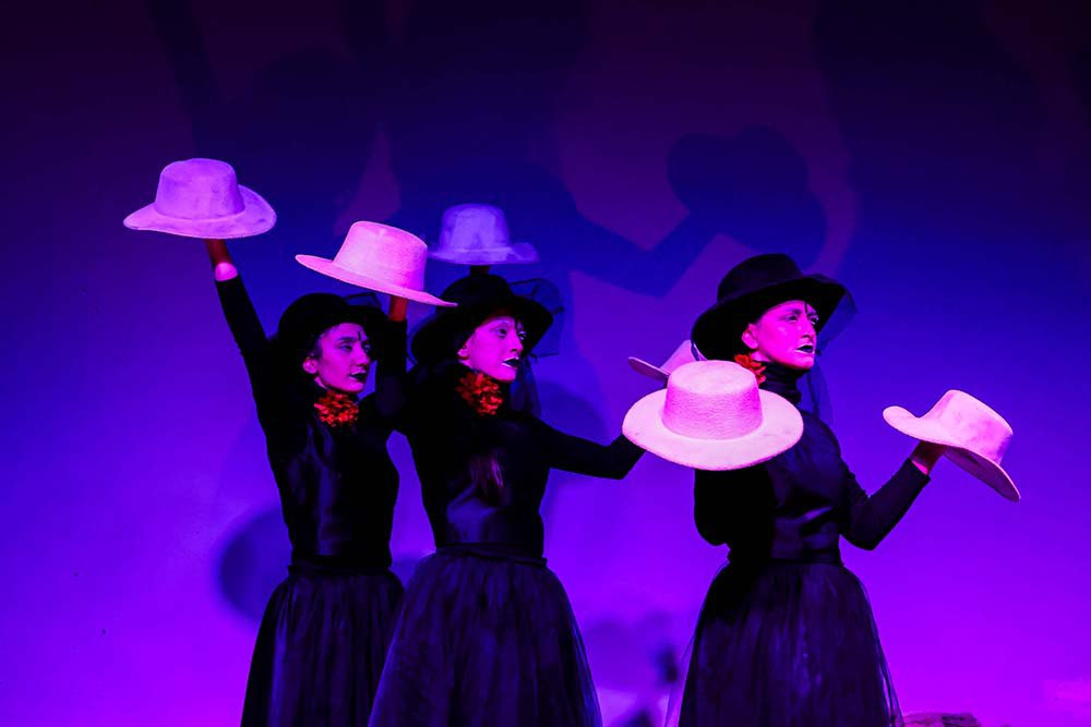 پیوند فضای اجتماعی و ایدئولوژیک اثر با وضعیت جامعه اصلیترین دلیلم برای اقتباس است