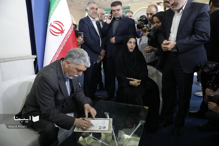 بازدید وزیر فرهنگ از بخش بین‌الملل نمایشگاه کتاب