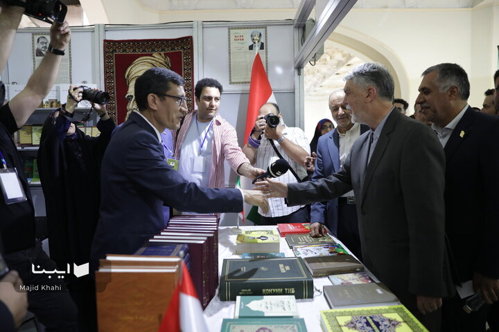 بازدید وزیر فرهنگ از بخش بین‌الملل نمایشگاه کتاب