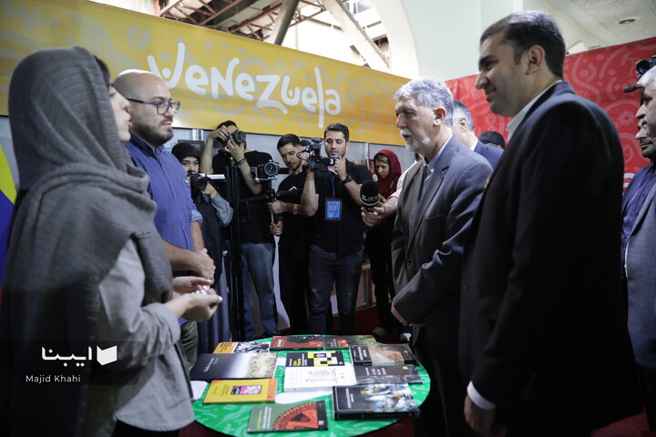 بازدید وزیر فرهنگ از بخش بین‌الملل نمایشگاه کتاب