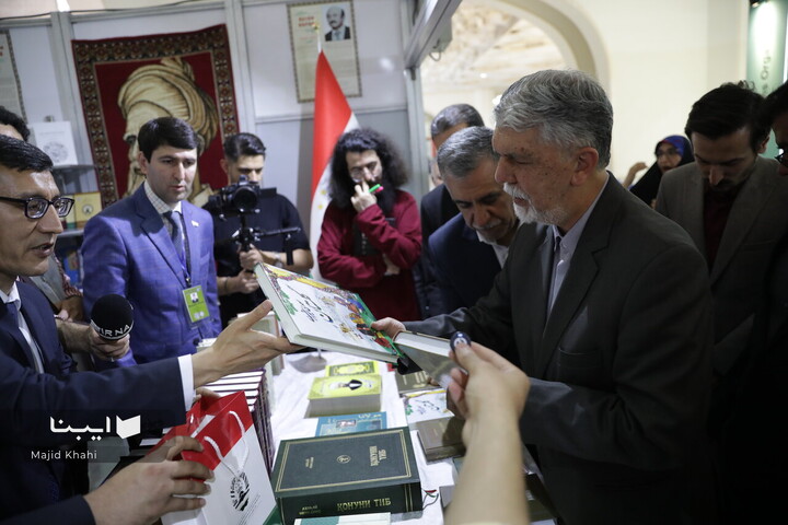 بازدید وزیر فرهنگ از بخش بین‌الملل نمایشگاه کتاب