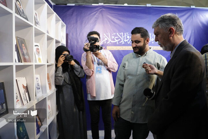 بازدید وزیر فرهنگ از بخش بین‌الملل نمایشگاه کتاب