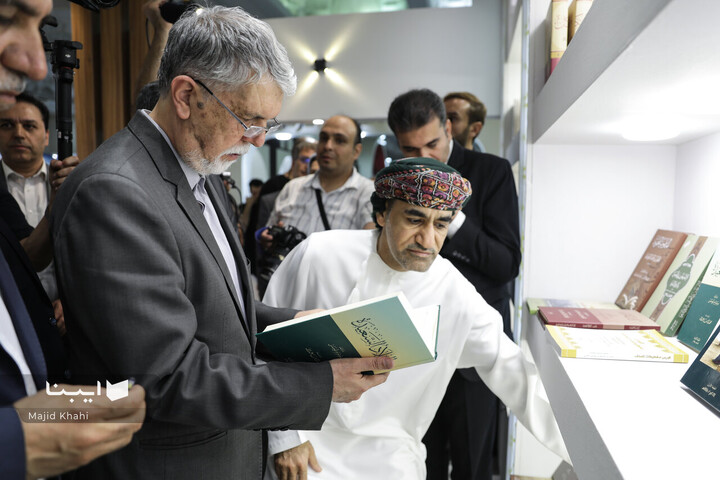 بازدید وزیر فرهنگ از بخش بین‌الملل نمایشگاه کتاب