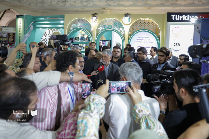 بازدید وزیر فرهنگ و ارشاد اسلامی از بخش بین الملل نمایشگاه کتاب تهران