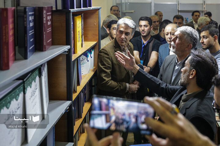 بازدید وزیر فرهنگ از بخش بین‌الملل نمایشگاه کتاب