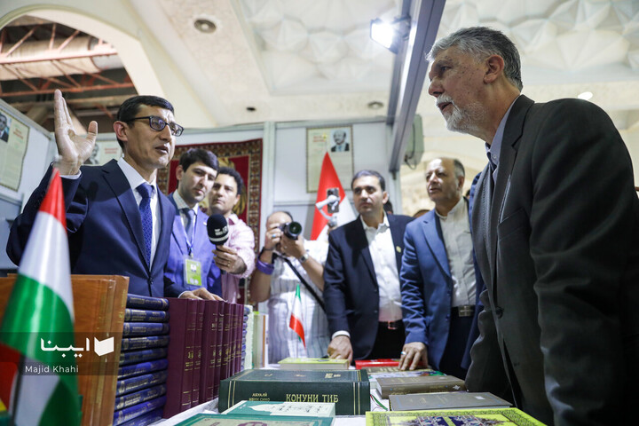 بازدید وزیر فرهنگ از بخش بین‌الملل نمایشگاه کتاب