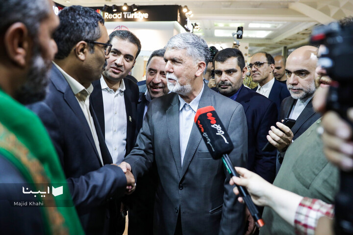 بازدید وزیر فرهنگ از بخش بین‌الملل نمایشگاه کتاب