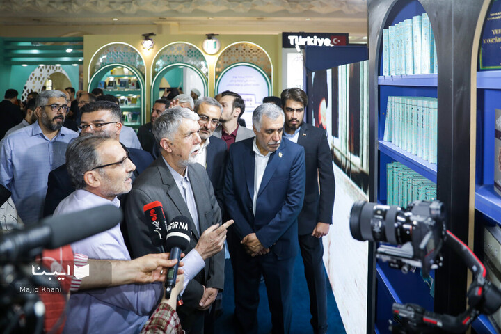 بازدید وزیر فرهنگ از بخش بین‌الملل نمایشگاه کتاب