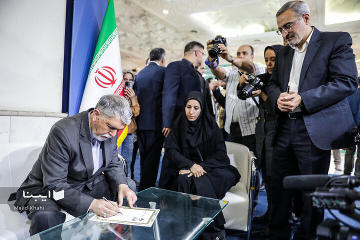 بازدید وزیر فرهنگ از بخش بین‌الملل نمایشگاه کتاب