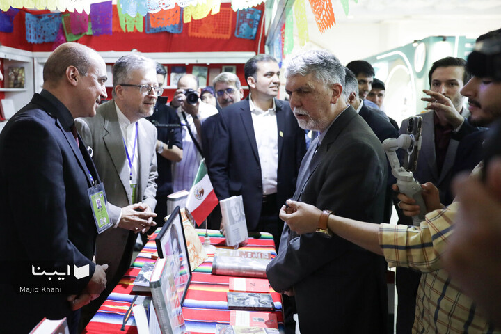 بازدید وزیر فرهنگ از بخش بین‌الملل نمایشگاه کتاب