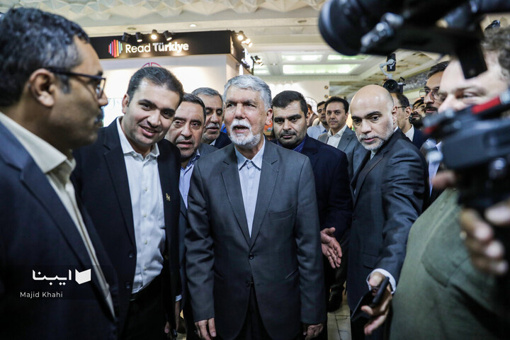 بازدید وزیر فرهنگ از بخش بین‌الملل نمایشگاه کتاب