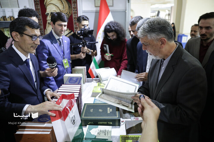 بازدید وزیر فرهنگ از بخش بین‌الملل نمایشگاه کتاب