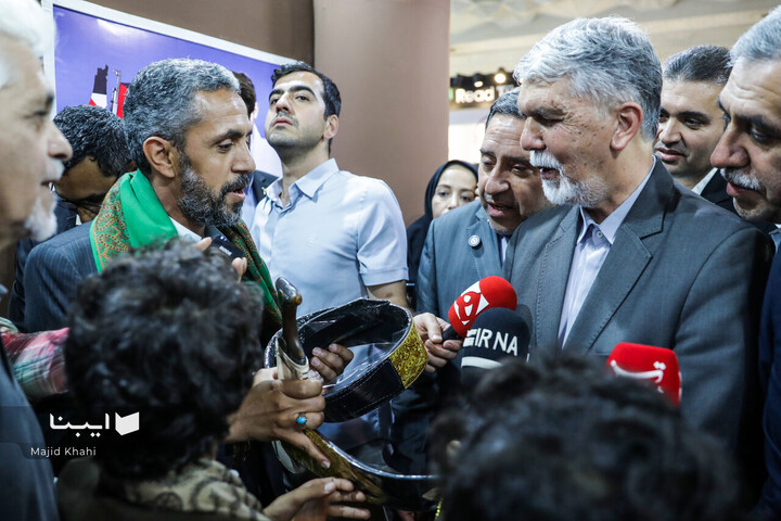 بازدید وزیر فرهنگ از بخش بین‌الملل نمایشگاه کتاب