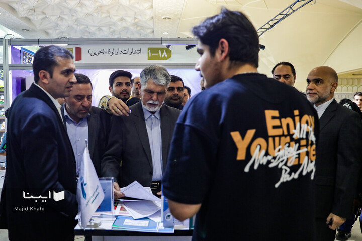 بازدید وزیر فرهنگ از بخش بین‌الملل نمایشگاه کتاب
