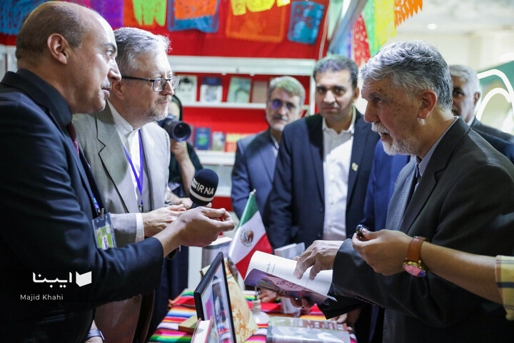 بازدید وزیر فرهنگ از بخش بین‌الملل نمایشگاه کتاب
