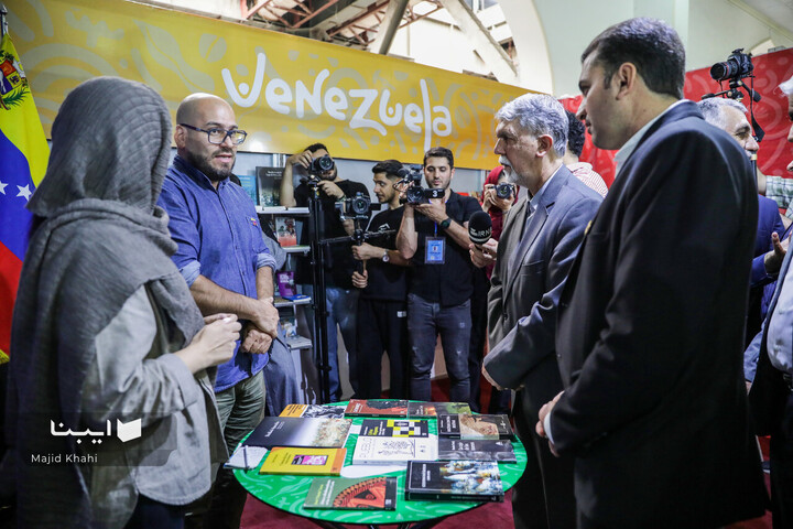 بازدید وزیر فرهنگ از بخش بین‌الملل نمایشگاه کتاب