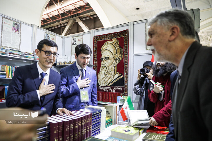 بازدید وزیر فرهنگ از بخش بین‌الملل نمایشگاه کتاب