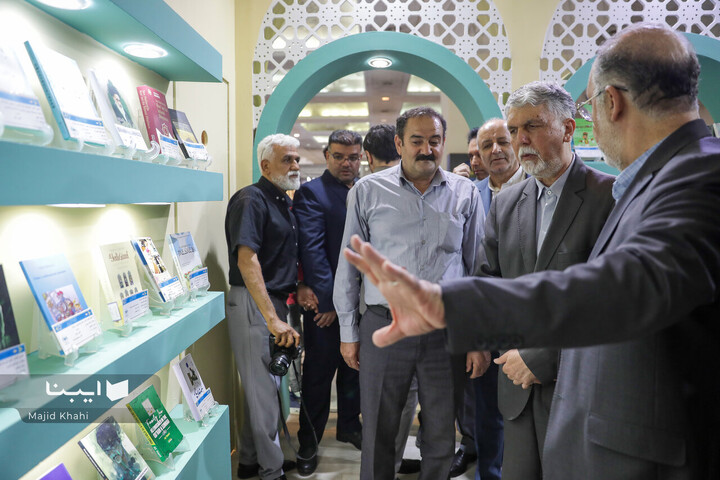 بازدید وزیر فرهنگ از بخش بین‌الملل نمایشگاه کتاب