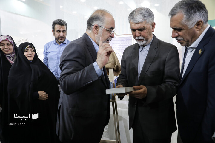 بازدید وزیر فرهنگ از بخش بین‌الملل نمایشگاه کتاب